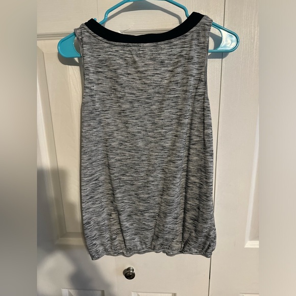LOFT Sleeveless blouse size small - Picture 2 of 3